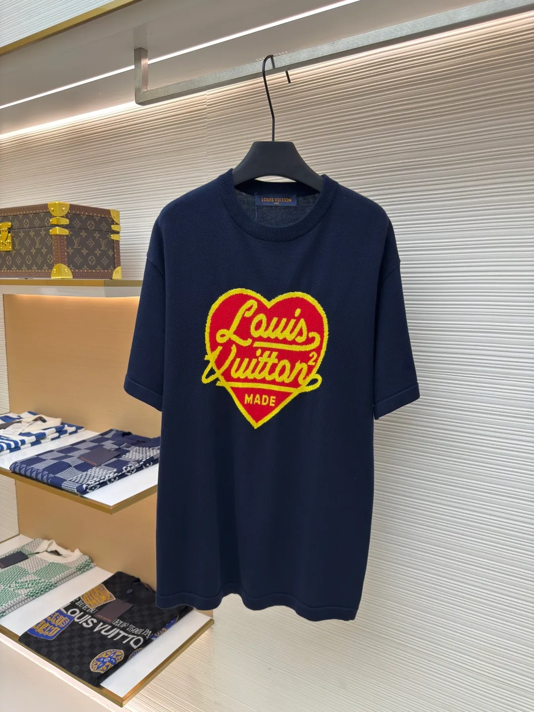 LOUIS VUITTON jacquard heart-shaped short sleeves ●Authentic product: Purchased and developed by 7350 ●Item number: 1680119-A50 ●Fabric: densely woven cotton ●Technology: Knitting ●Version: Fitted version ●Size: XS-S-M-L ●Description: Made from knitted sweater, densely woven cotton, classic version. Heart-shaped appliqués and logos from the collaboration, and the heart-shaped inner layer is finished in jacquard knitting. Referring to the original needle and thread, 12,639 pinholes were counted manually, which took 760 minutes. It is a perfect 1:1 reproduction. The pattern of the weaving piece is made by hanging wool on multiple yarn feeders. It is purely manual thread picking, knotting, and inspection. The loom takes a long time and has a high scrap rate. The overall wiring is straight and delicate. The fabric is comfortable and soft. The color is consistent and has no color difference. It can be matched with the same style to create a fashionable look and control various occasions. Customized accessories, complete three standards, the same style for men and women!